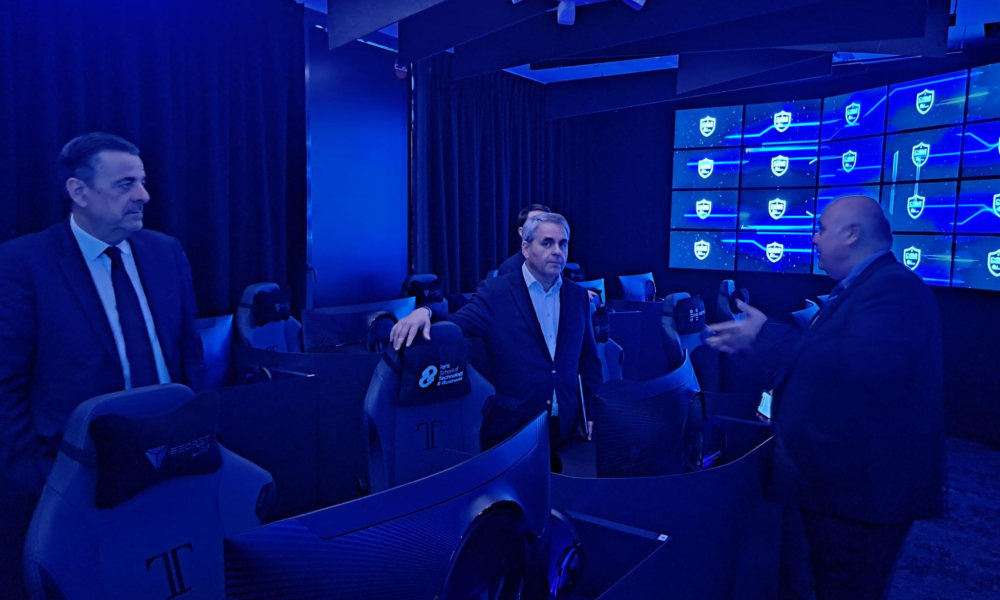 Visite de Xavier Bertrand à la salle Cyber Experience