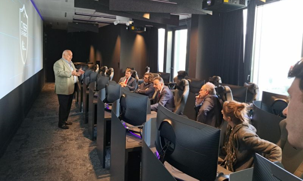 Visite Loïg Chesnais-Girard, président de la région Bretagne chez Cyber Experience