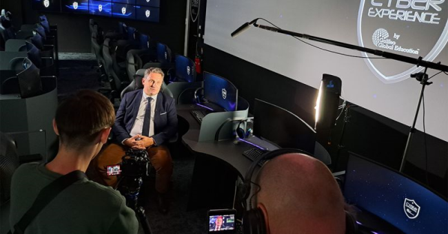 Olivier Feix de Cyber Experience reçoit l’équipe de l’émission Le monde en face